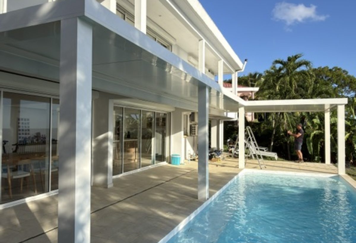 Avancée de terrasse et pergola aluminium sur une villa en Martinique